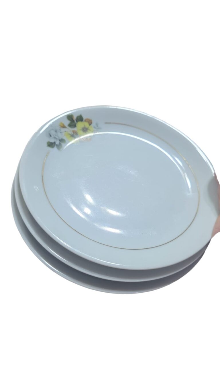 Pratos de sobremesa porcelana Renner. (valor unitário)