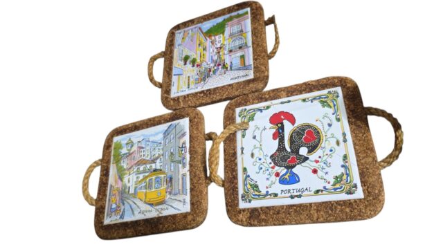 Trio de descansos portugueses com azulejos na galeria central