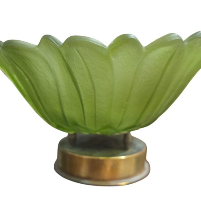 Centro de mesa de flor em vidrão e metal