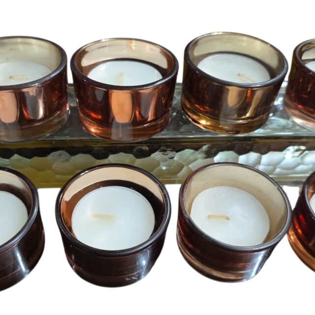 Elegantes castiçais de vidro com vela. (valor unitário)