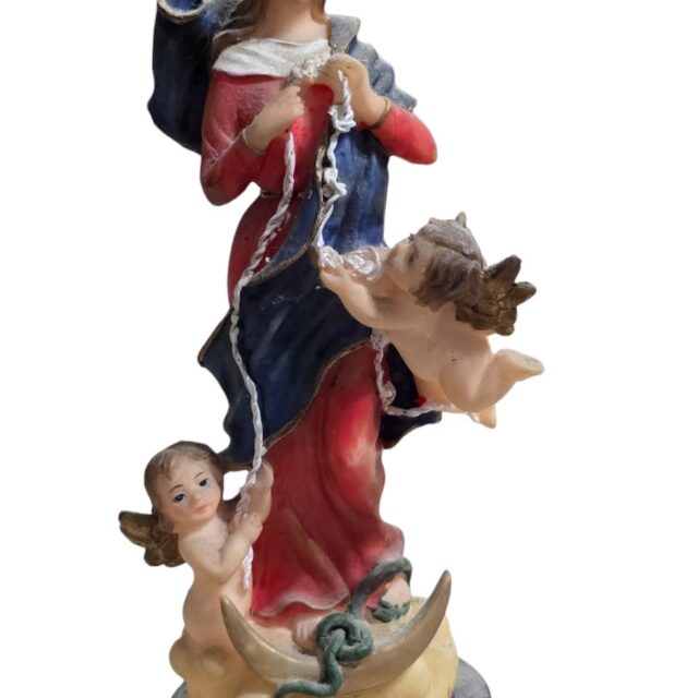Escultura sacra em resina. N. S. Desatadora de Nó