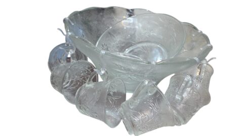 Conjunto completo, poncheira em vidrão ricamente lavrado com linda arte