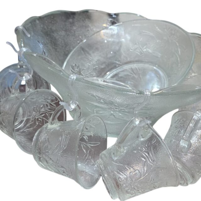 Conjunto completo, poncheira em vidrão ricamente lavrado com linda arte