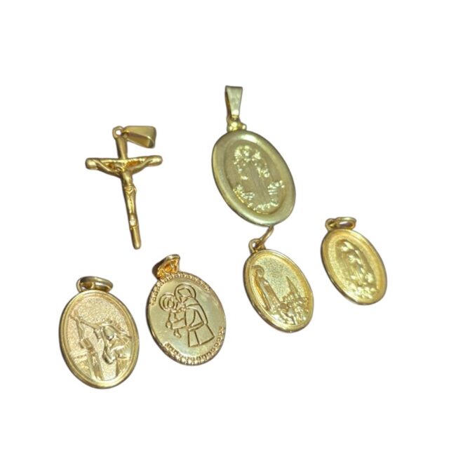 Conjunto de pingentes religiosos