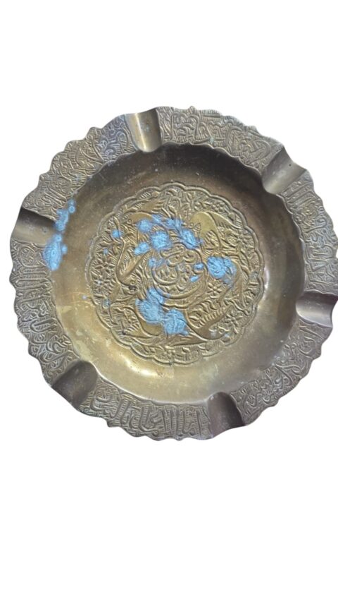 rande e pesado cinzeiro de bronze com incrível arte cinzelada