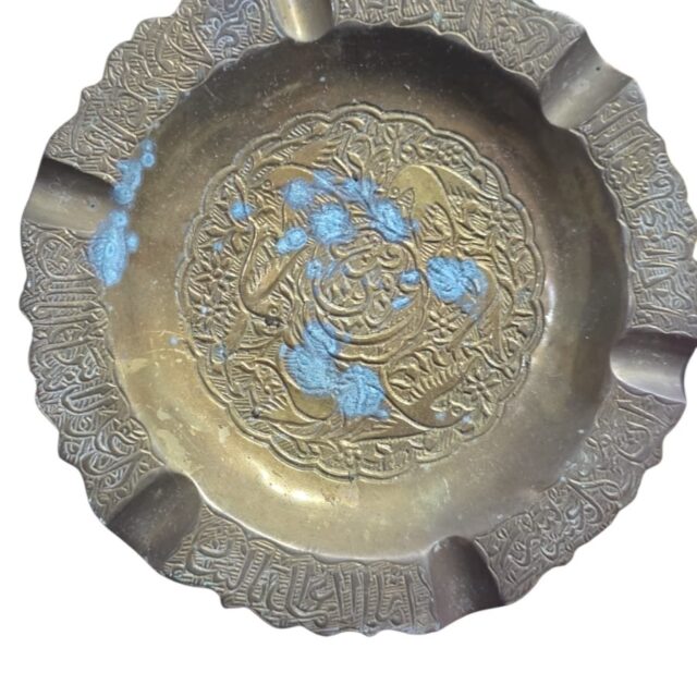 rande e pesado cinzeiro de bronze com incrível arte cinzelada