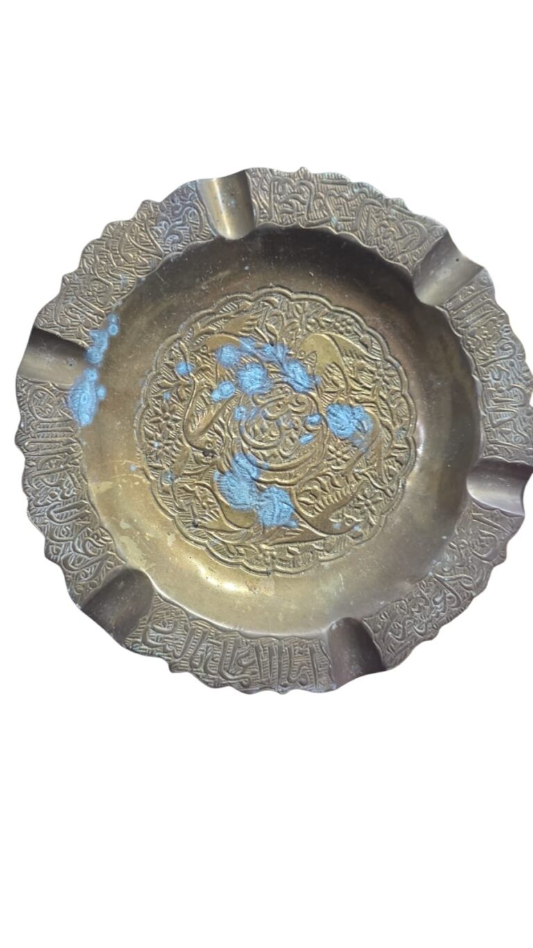 rande e pesado cinzeiro de bronze com incrível arte cinzelada