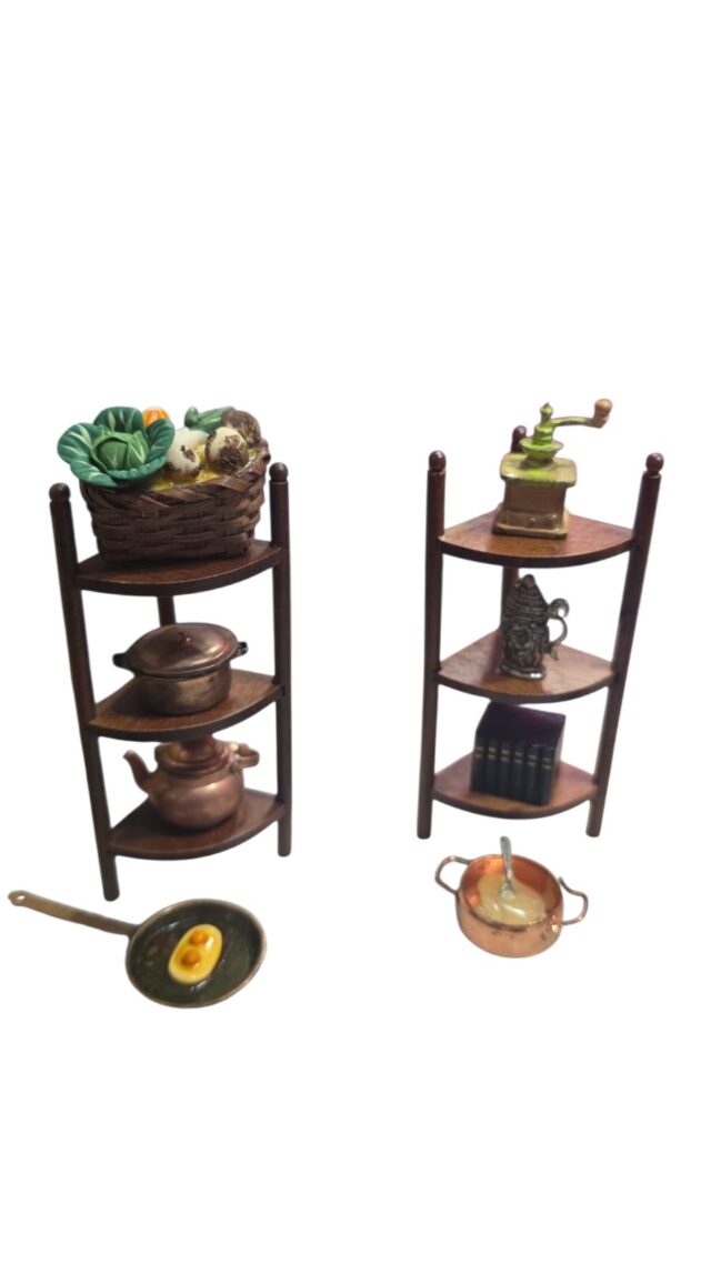 Par de miniaturas de estantes antigas