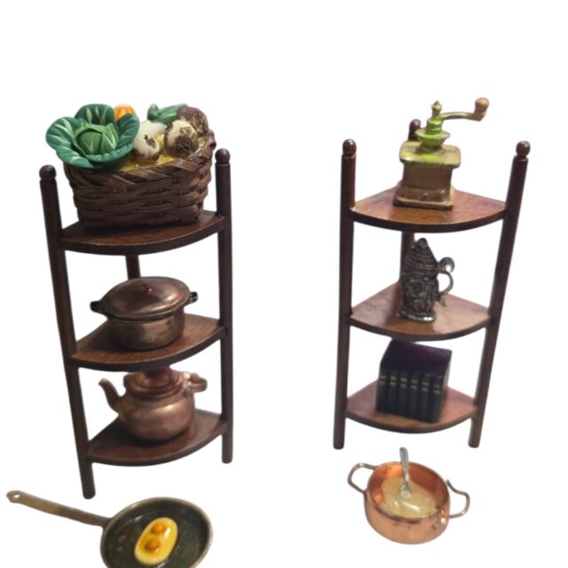 Par de miniaturas de estantes antigas