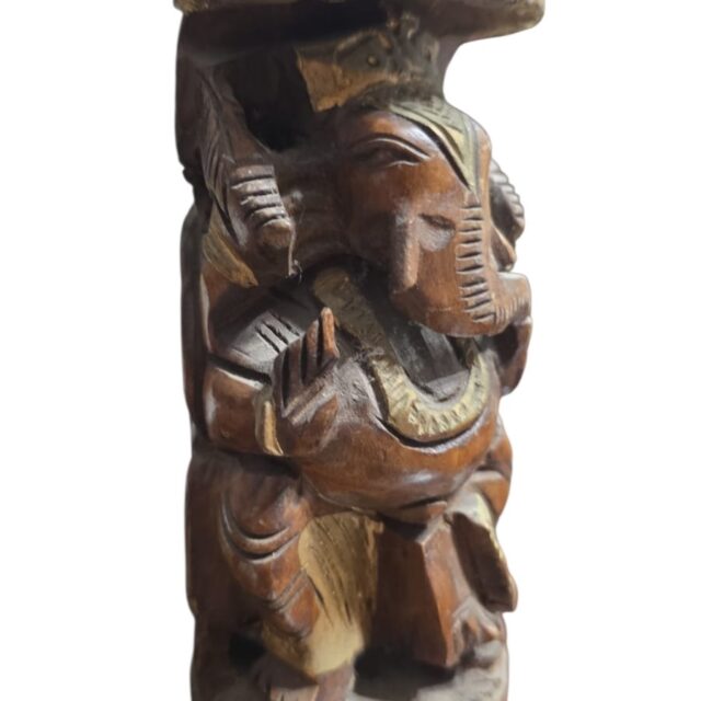 Escultura em madeira ricamente entalhada a mão, representando divindade oriental