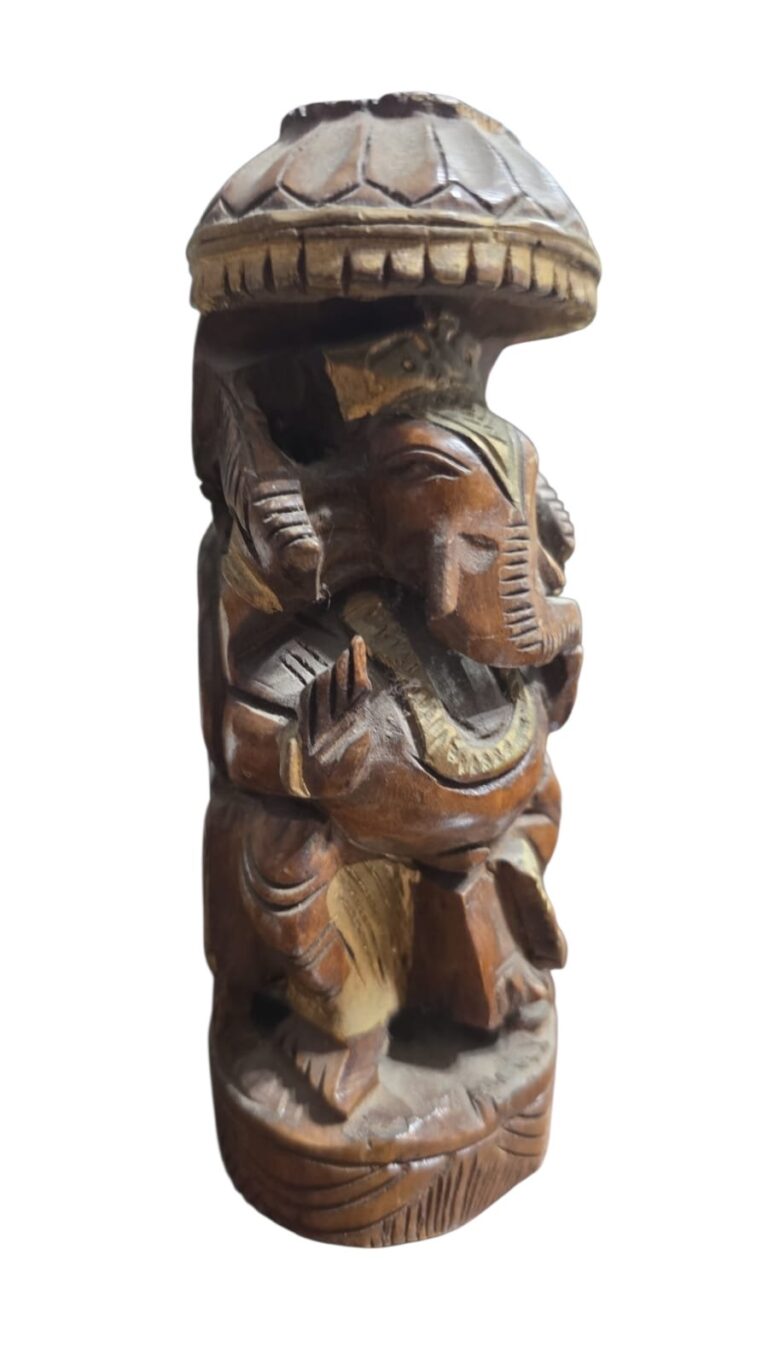 Escultura em madeira ricamente entalhada a mão, representando divindade oriental