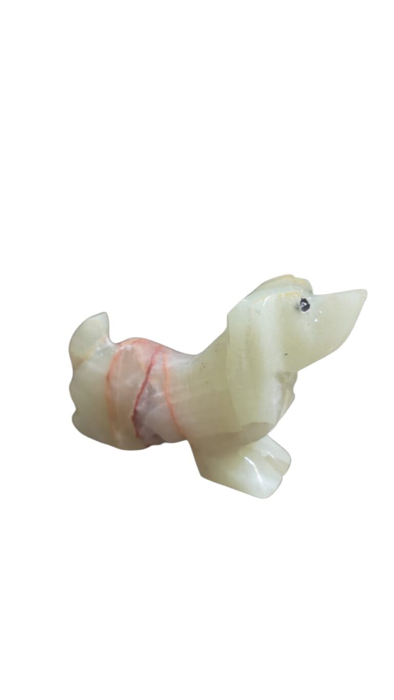 Escultura de cachorro de pedra