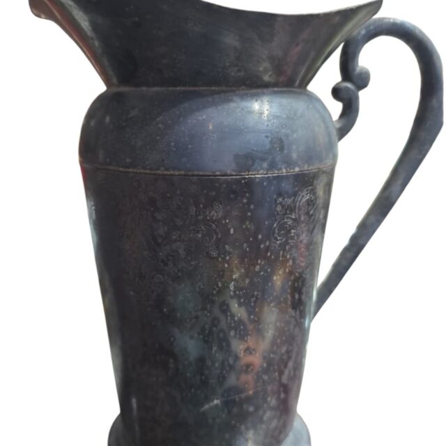 Antiga jarra espessurada a prata