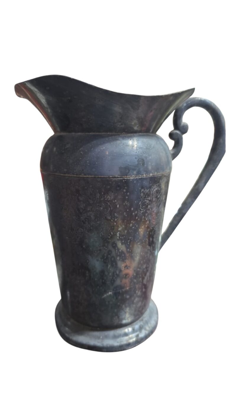 Antiga jarra espessurada a prata