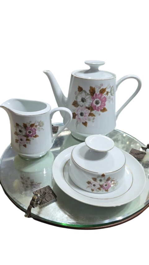 Conjunto porcelana Real, motivos florais