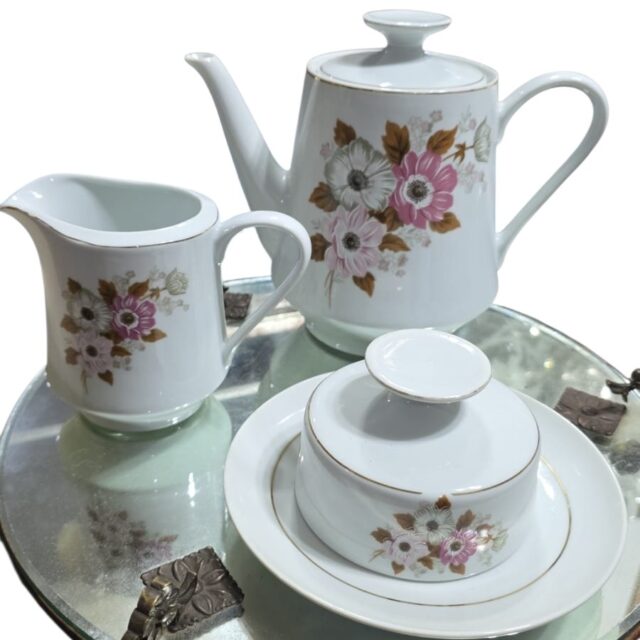 Conjunto porcelana Real, motivos florais