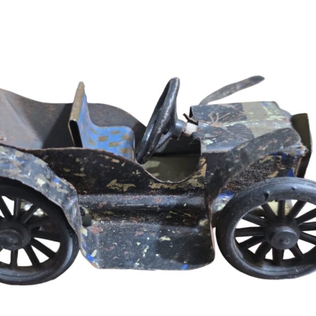 Antigo carrinho artesanal de lata