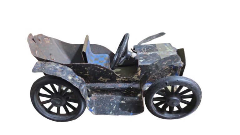 Antigo carrinho artesanal de lata