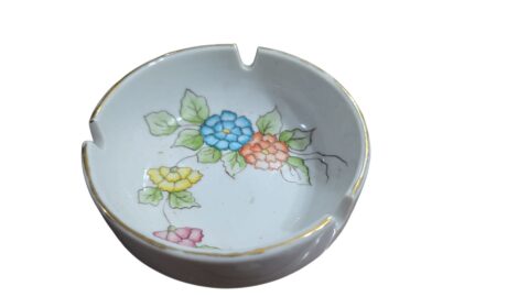 Antigo cinzeiro de porcelana pintado a mão