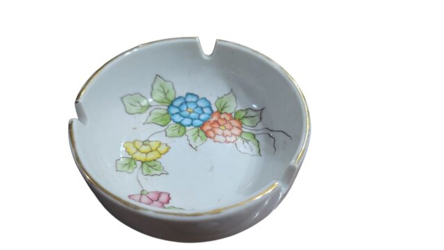 Antigo cinzeiro de porcelana pintado a mão