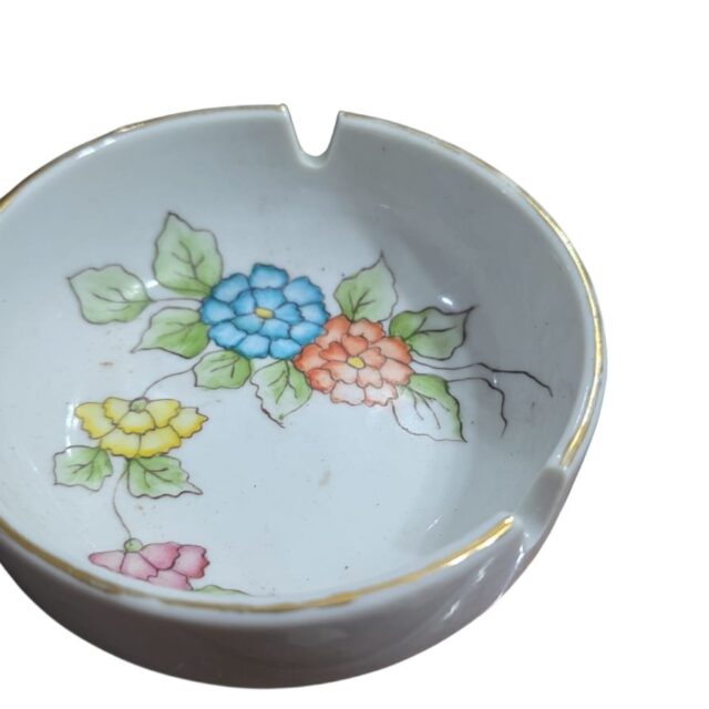 Antigo cinzeiro de porcelana pintado a mão