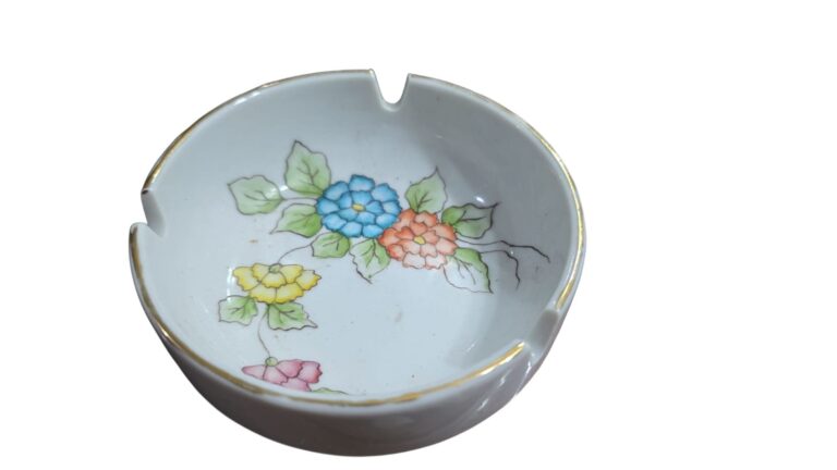 Antigo cinzeiro de porcelana pintado a mão
