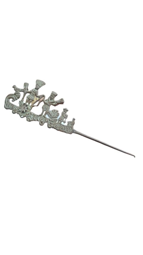Artefato de bronze com arte de povos antigos originários