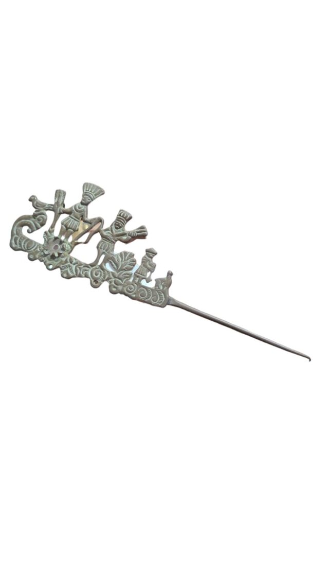 Artefato de bronze com arte de povos antigos originários