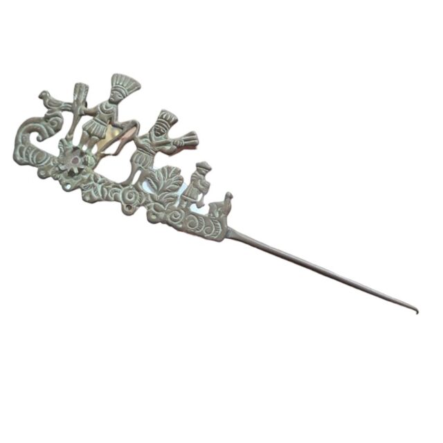 Artefato de bronze com arte de povos antigos originários