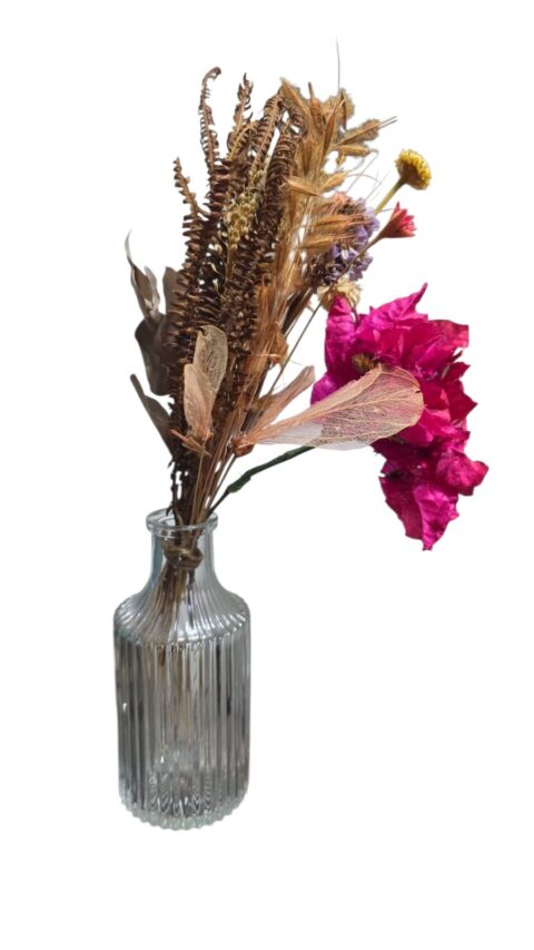 Floreira em vidrão canelado com flores secas