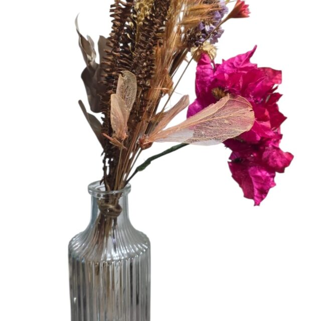 Floreira em vidrão canelado com flores secas