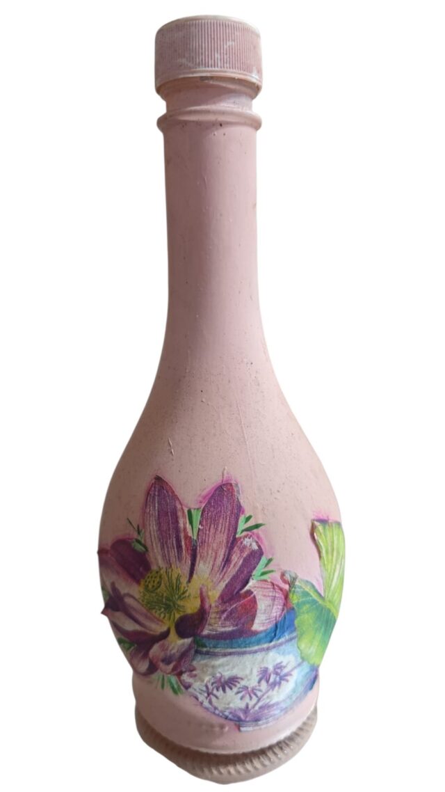 Garrafa ornamentada com arte artesanal
