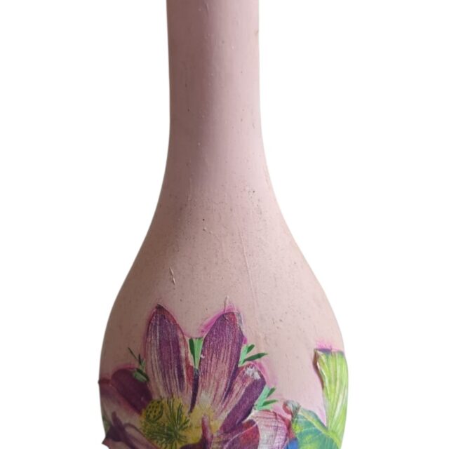 Garrafa ornamentada com arte artesanal