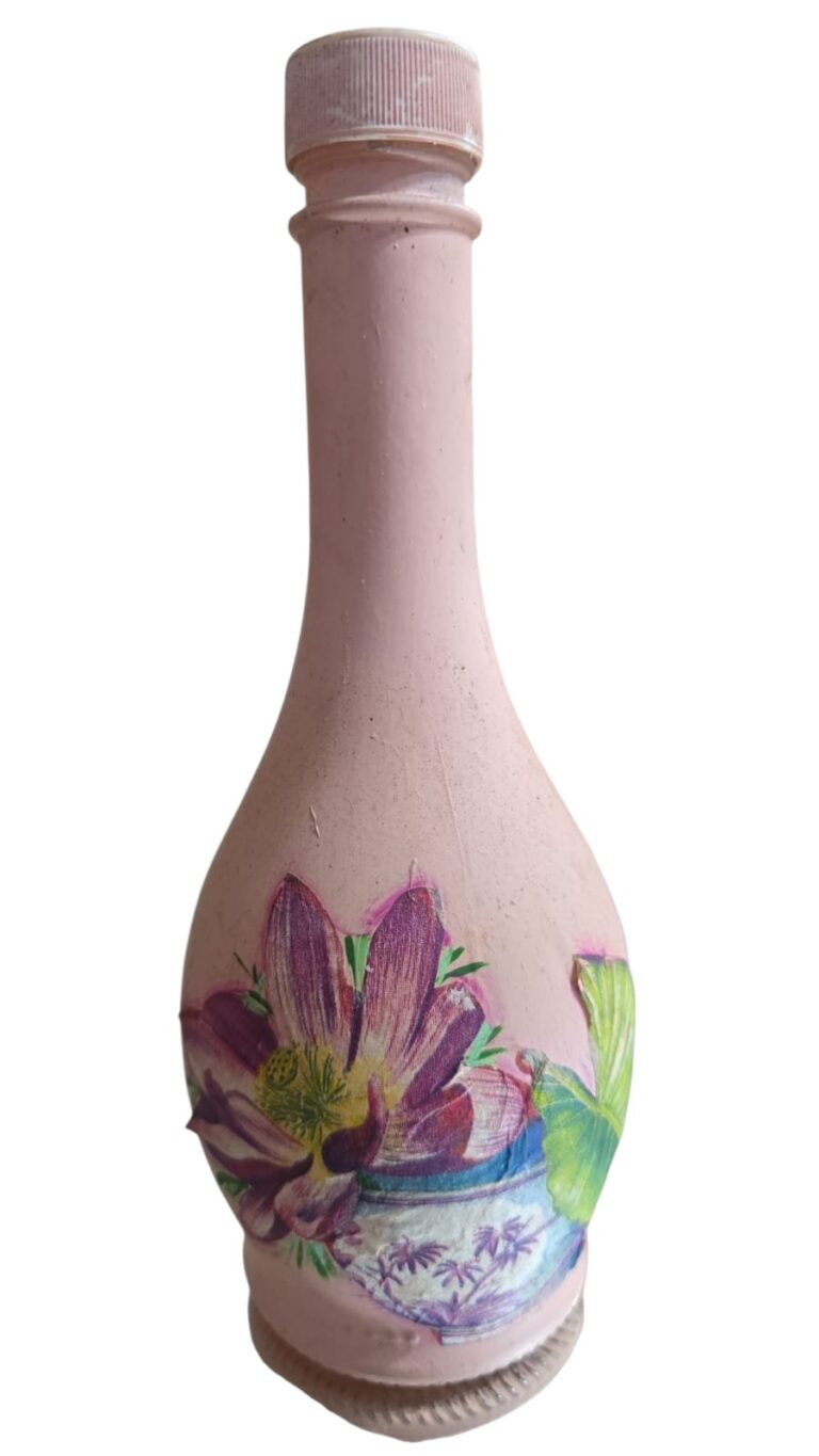 Garrafa ornamentada com arte artesanal