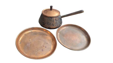 Antigo conjunto de cobre, panela e dois pratos