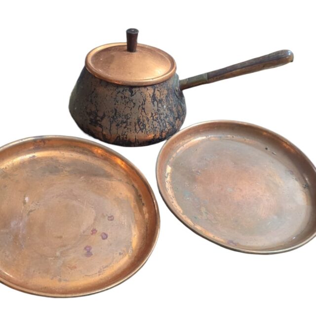 Antigo conjunto de cobre, panela e dois pratos