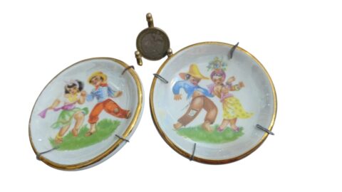 Par de antigas porcelanas de pendurar com bela arte