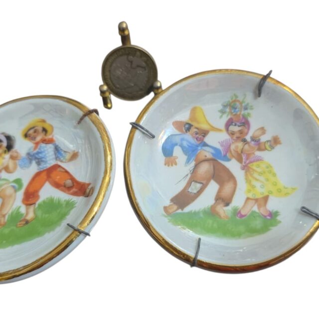 Par de antigas porcelanas de pendurar com bela arte