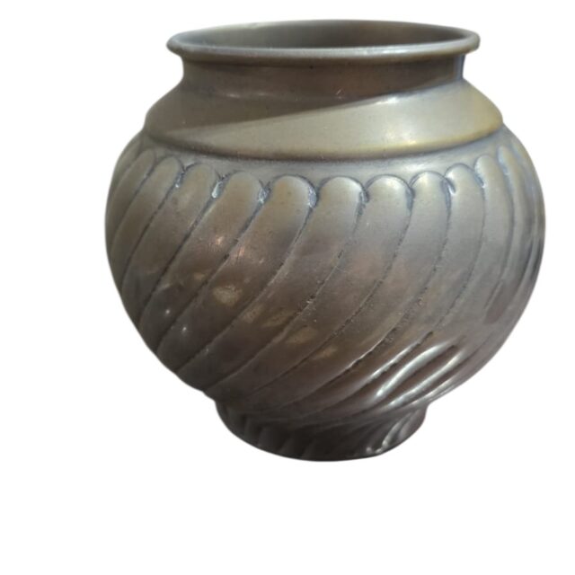 Antigo cachepot ornamentado com gomos