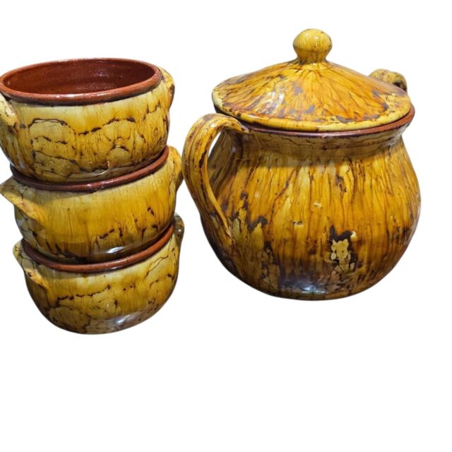 Conjunto com quatro peças em cerâmica artesanal