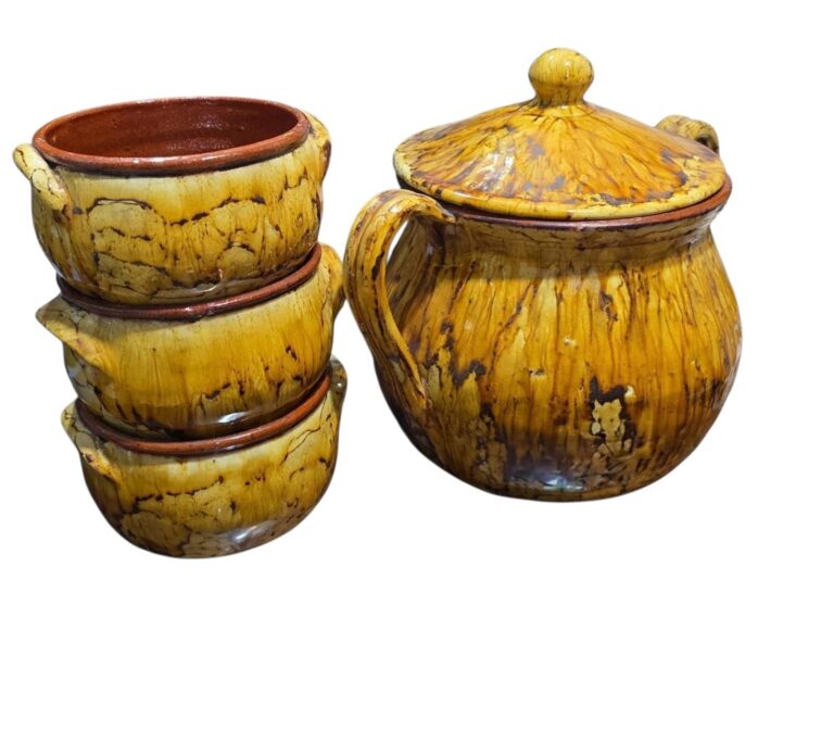 Conjunto com quatro peças em cerâmica artesanal