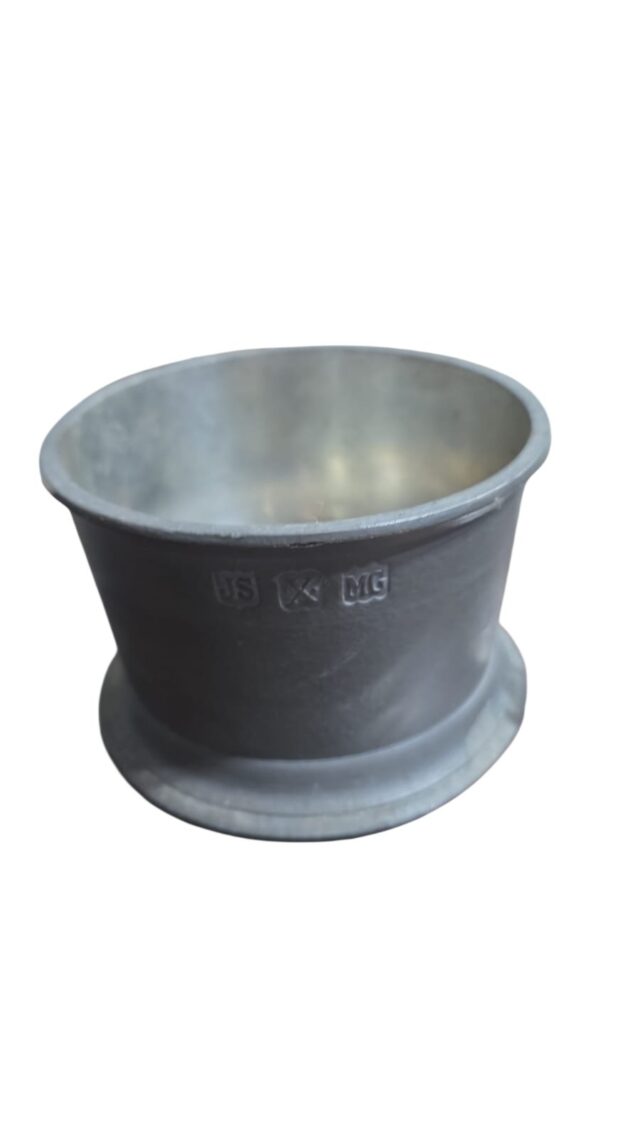 Antigo vaso em estanho