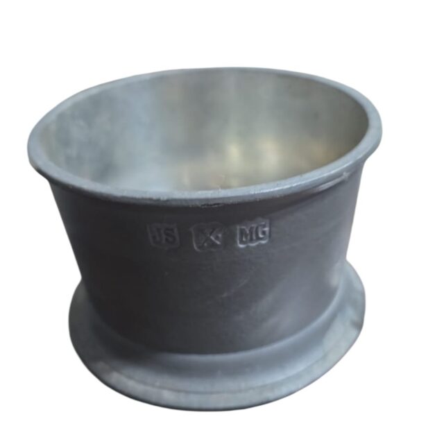 Antigo vaso em estanho
