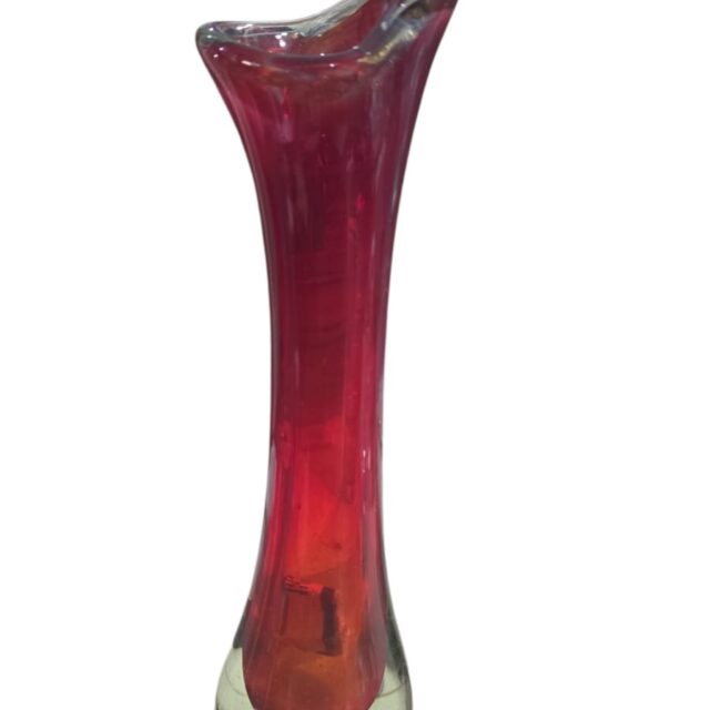 Antigo vaso em Murano italiano, com design orgânico