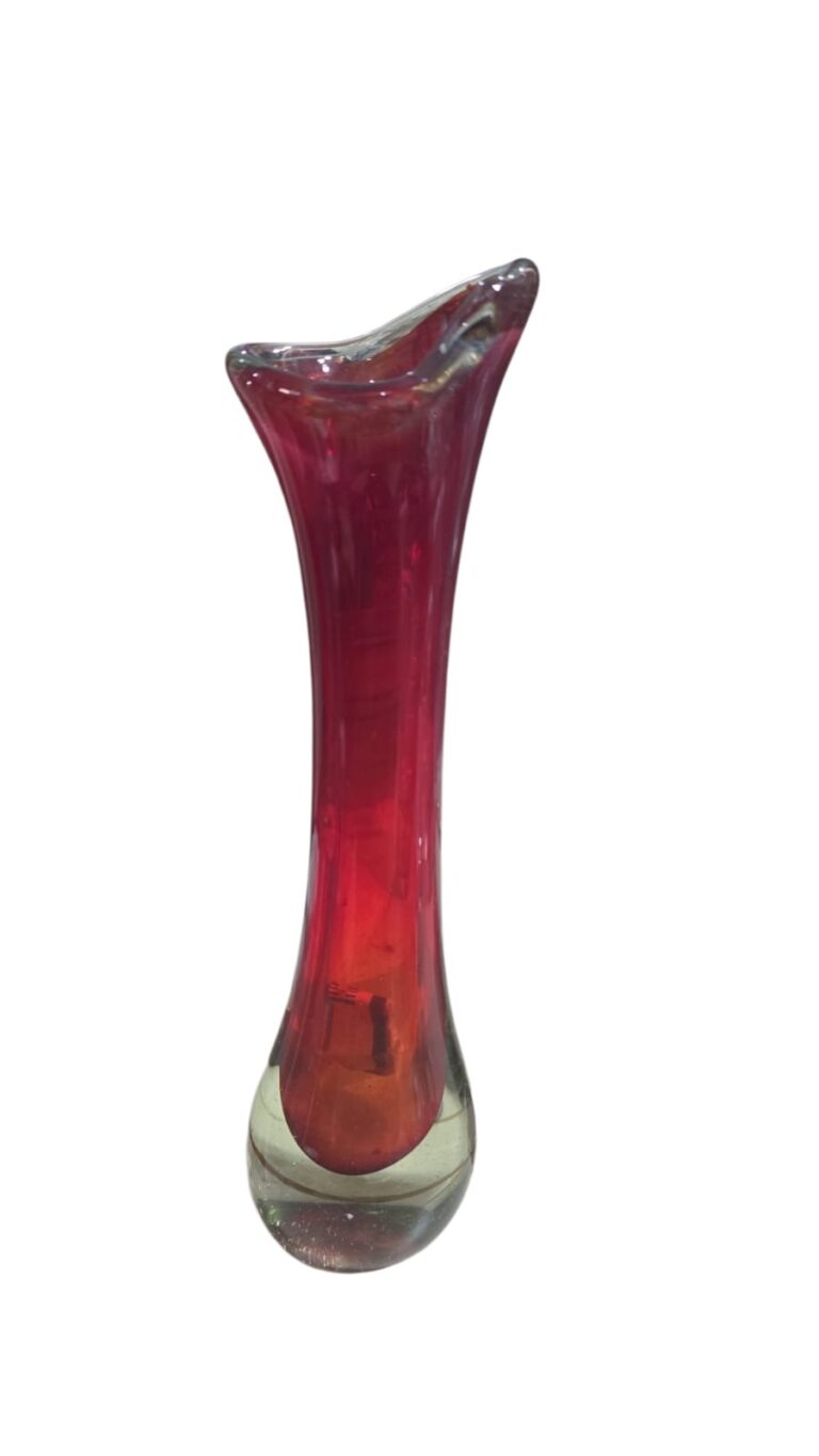 Antigo vaso em Murano italiano, com design orgânico