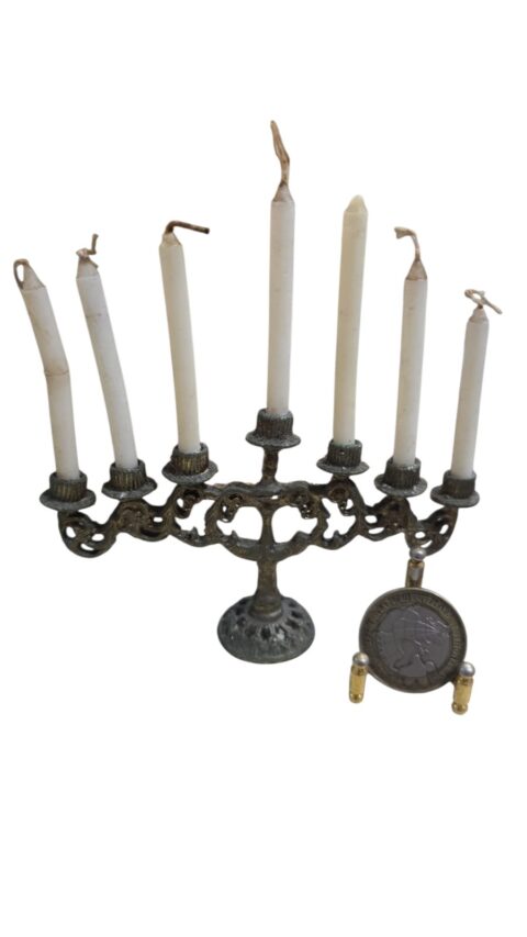 Menorah Judaico antigo, com as velas