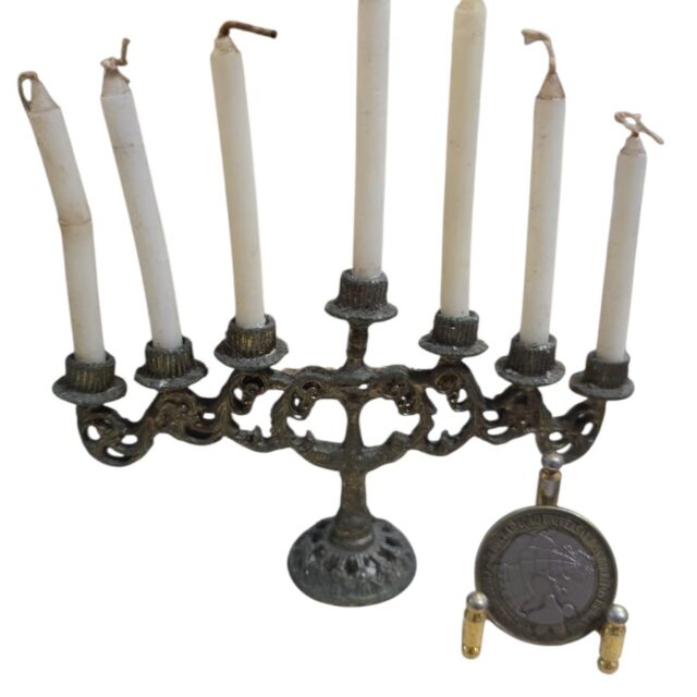 Menorah Judaico antigo, com as velas