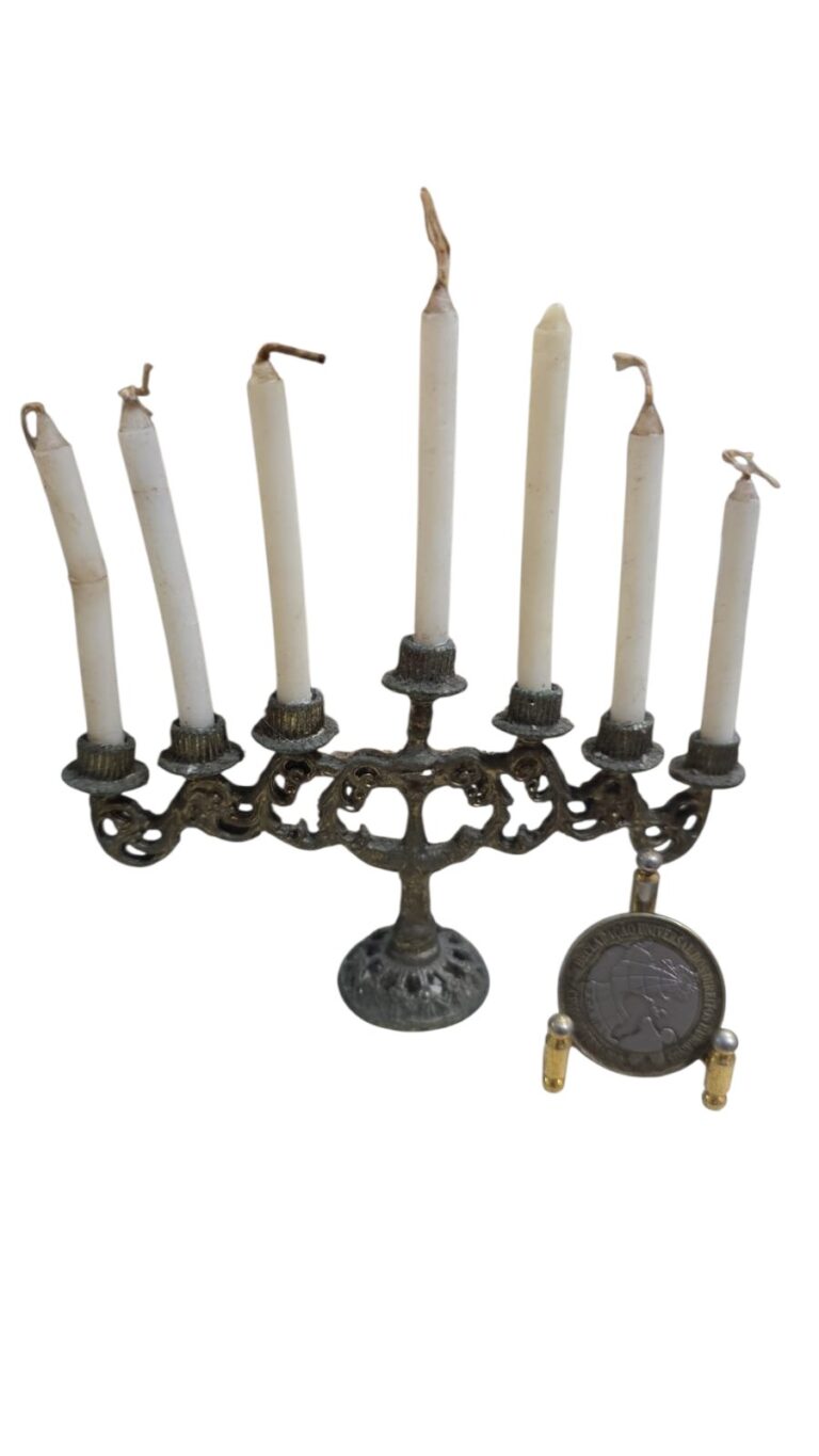 Menorah Judaico antigo, com as velas