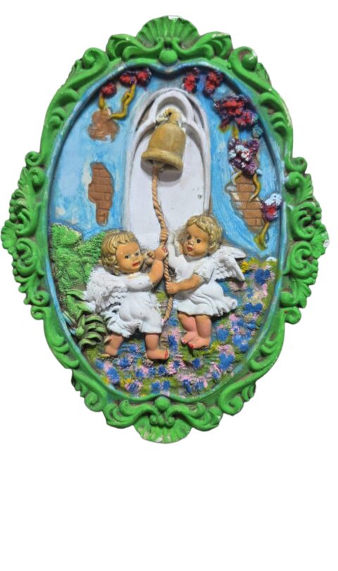 Decoração de parede antiga em gesso/estuque pintada à mão.