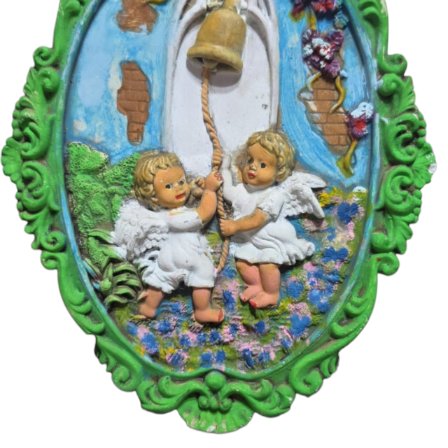 Decoração de parede antiga em gesso/estuque pintada à mão.